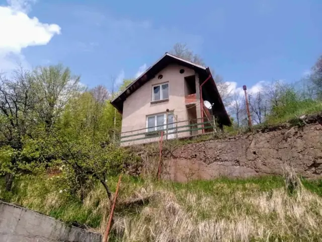 Къща в подножието на Ерулската планина