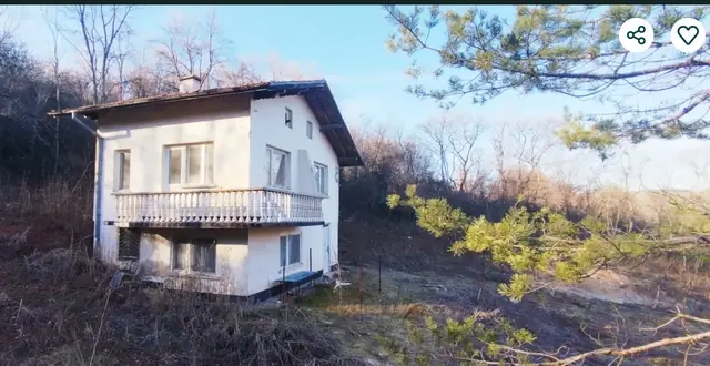Продава се КЪЩА в тих района в село Студена