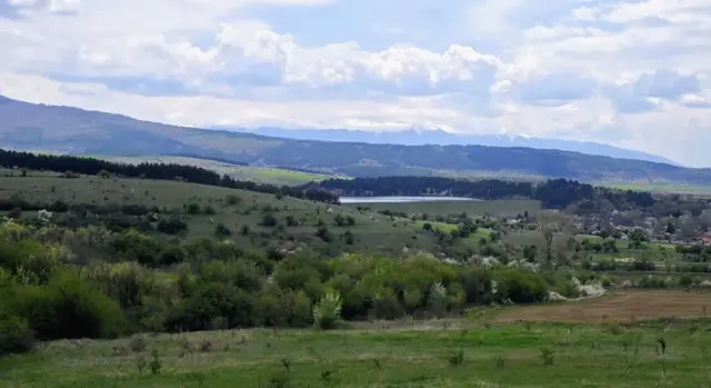 Парцел с гледка към язовир Диканя