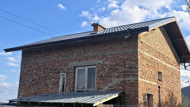 Двуетажна къща с нов покрив
